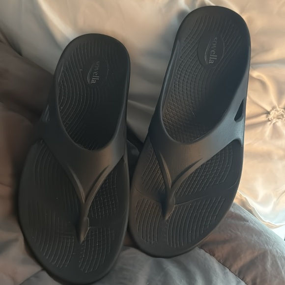 SOVELLA Shoes - Sovella Women’s PF Thong Black, Size 9